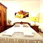 Stunning 4 Bed Apartment in Roma